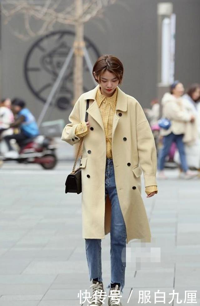 「 黄色」小姐姐穿了一双裸色的浅口高跟鞋，看着美感十足，路人街拍