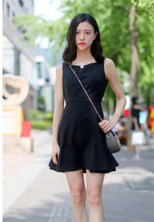 衬衣|街拍:美女浅蓝色衬衣配紧身牛仔,长相清秀,笑容甜美可爱