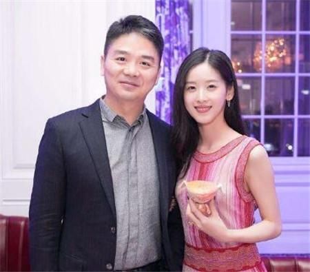 疑刘强东微信朋友圈发声：“我媳妇多漂亮，大家想想吧”！