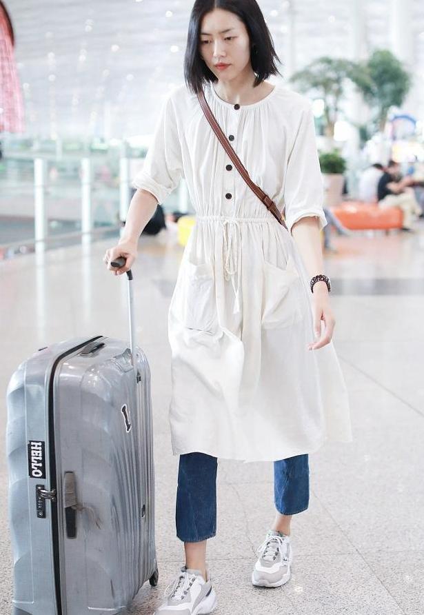 江疏影穿上小白裙, 竟把刘雯给比下去, 网友: 超模遇到对手了!