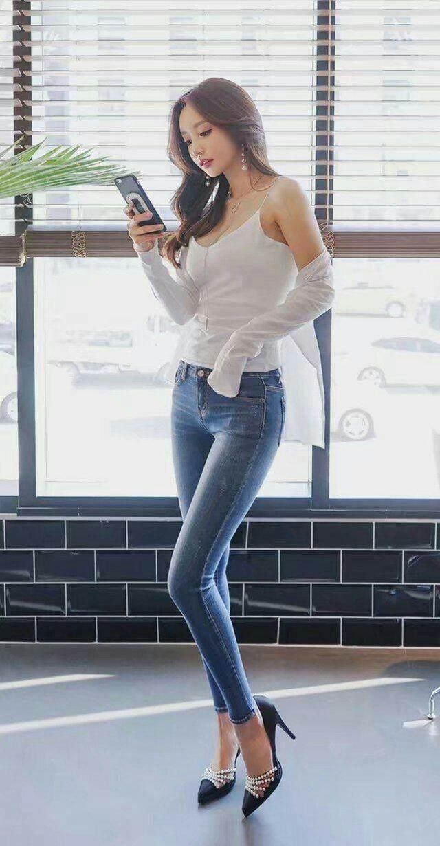 微胖型的美女，搭配紧身牛仔裤，身材饱满有型，看上去很迷人