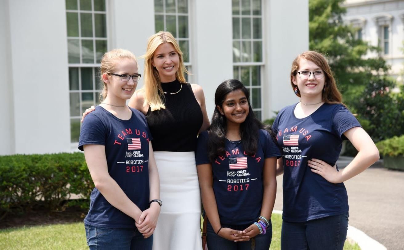 37岁的伊万卡身高180，穿高跟鞋和众人合影，差距不是一点点