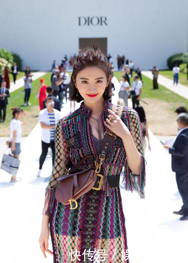 奚梦瑶一条“渔网袜”，撞上景甜的“渔网裙”一样赢，有意思