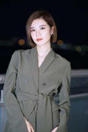 郁可唯真拼命！穿的是裙子也未免太紧了吧 网友：里面的都遮不住