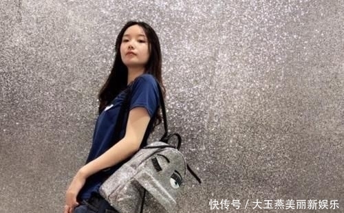  [淡淡的]路人街拍，美女身穿一袭黑色长裙，带着一抹淡淡的优雅