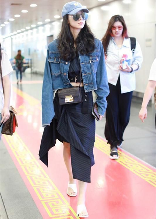 韩雪亮相，穿这一身特别显身材，太会秀自己了!