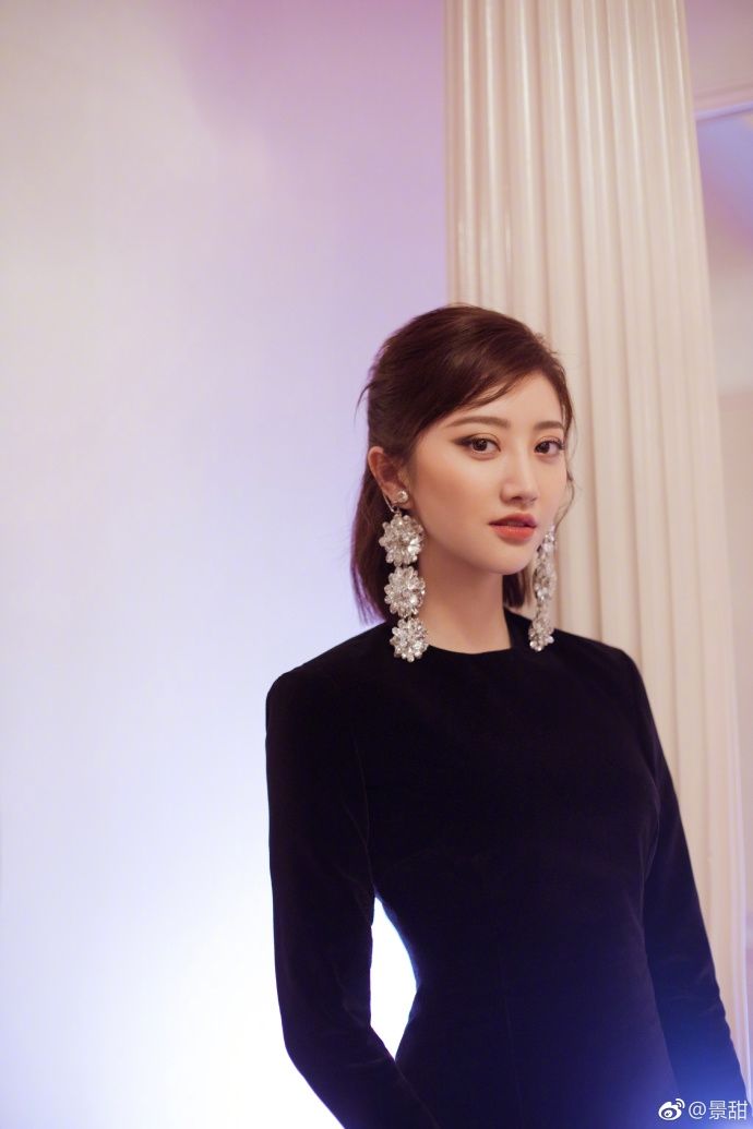 景甜身穿长袖短款丝绒礼服，勾勒出窈窕曲线，十分惊艳