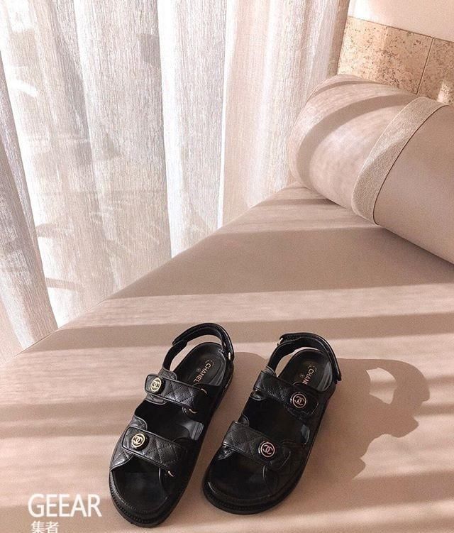 「凉鞋」今年夏天，不能少了这双Chanel的老爹凉鞋
