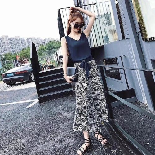 嫂子去香港旅游，回来穿的时尚套装太迷人啦!举手投足满满女神范