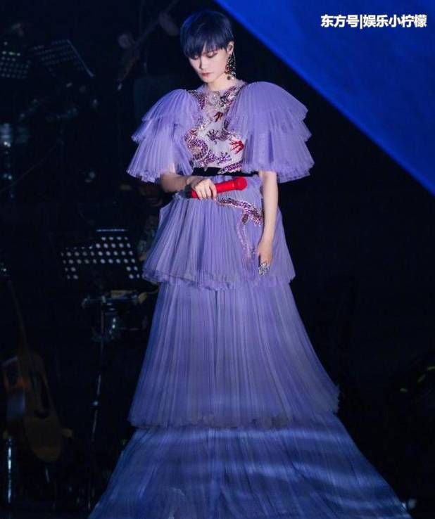 她的成功不可复制,担任选秀导师直接打脸杨幂,靓丽穿搭很时尚!