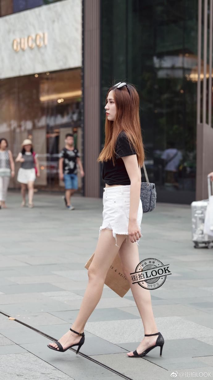 街拍:T恤+毛边短裤,简约温婉,美女猝不及防的侧颜杀难以抵抗