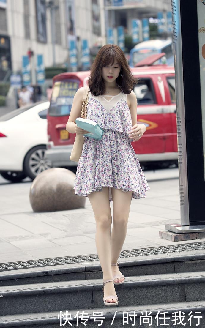 街拍: 图1“肚兜“似的小背心很诱惑,图4纹身引发网友热议！