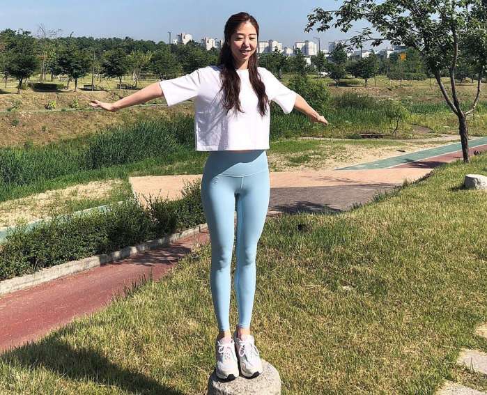 没肉的看完千万别穿, 微胖女生才能驾驭这样的紧身裤