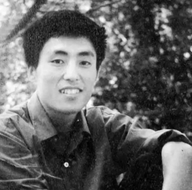 巩俐:为了巩俐,张艺谋抛弃原配肖华,肖华现在过得怎么样了?
