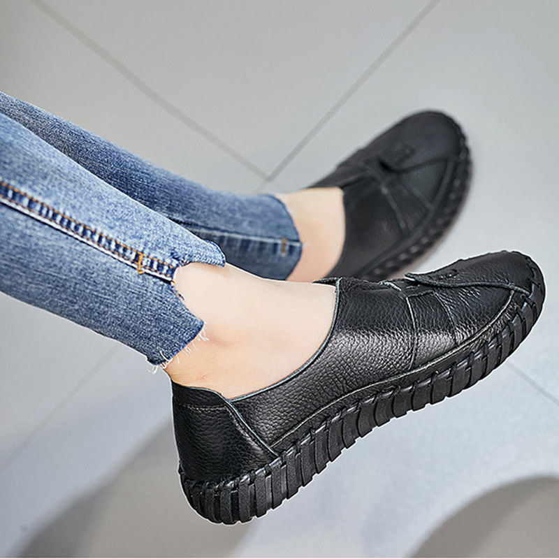 开车上班的女人别穿高跟鞋，不舒服还危险，穿这样的小跟鞋刚刚好