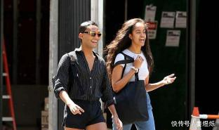 奥巴马19岁女儿与男闺蜜逛街，披散浓密长发，大脑门很耀眼