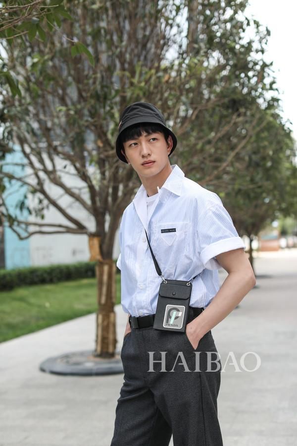 男生夏日扮酷指南！男装周型人秀场外街拍来示范：爱美不分性别，