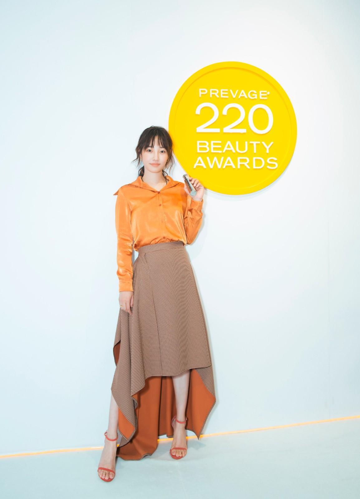 白百何不规则及膝裙尽显温婉优雅 橘色系造型显青春元气