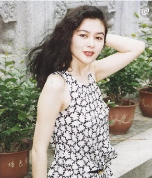 80年代的她们：王祖贤穿堆堆袜，张曼玉朱茵超时髦，网友：时尚是