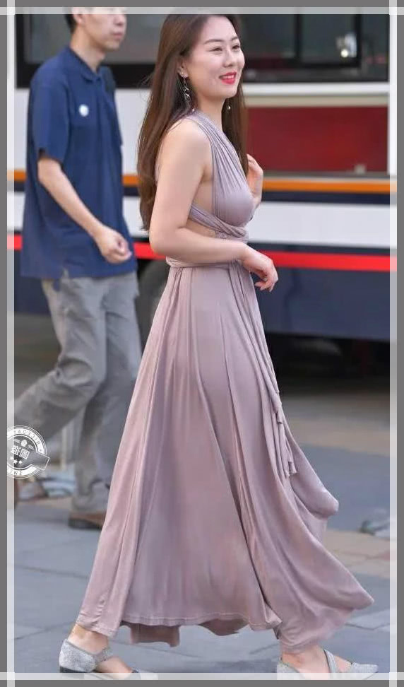 微胖女神穿性感礼服款款而来，气质出众引路人纷纷驻足观看