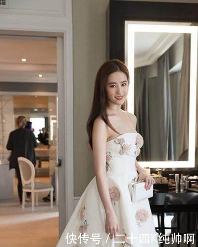 刘亦菲真敢穿! 蕾丝上衣太紧都要撑破了, 网友 做她保镖好幸福!