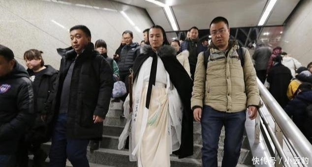 长发■95后小伙痴迷汉服8年,留4年长发,花5000元买萧,坚持每天穿汉服