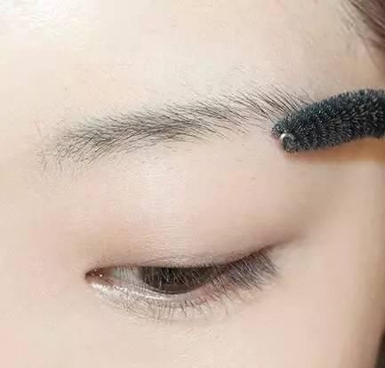  眼影■刘雯在模特界收益都排前八了，还不赶紧来学习她的穿衣风格和妆面？