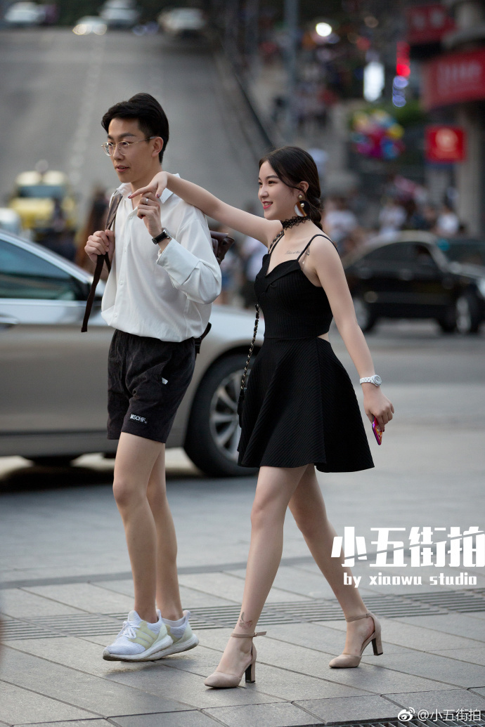 重庆街拍,拥挤的人群中,一眼遇见格外引人注意的你