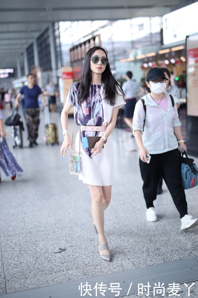 韩雪穿连衣裙现身，透明包包毫无隐私可言，网友：里面都看到了！