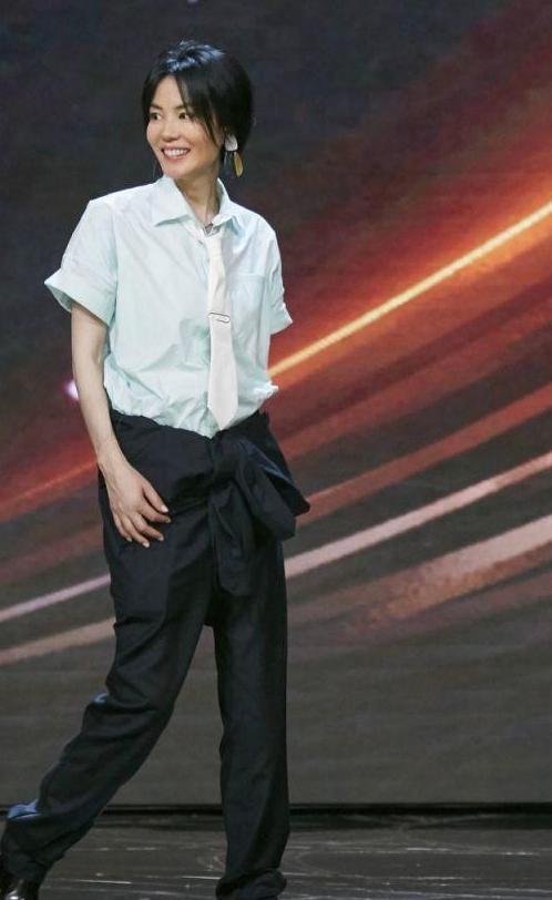 王菲够大胆! 长裤不系腰带非要中间打个结, 网友: 难怪要坐下来了