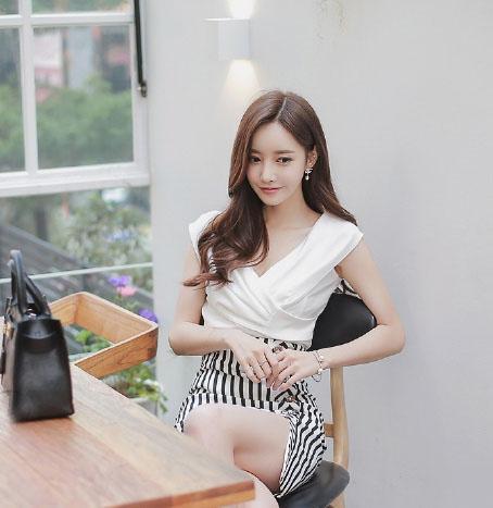 黑白条纹开叉短裙帮你凸显好身材 让你有一个不一样的夏天感觉！