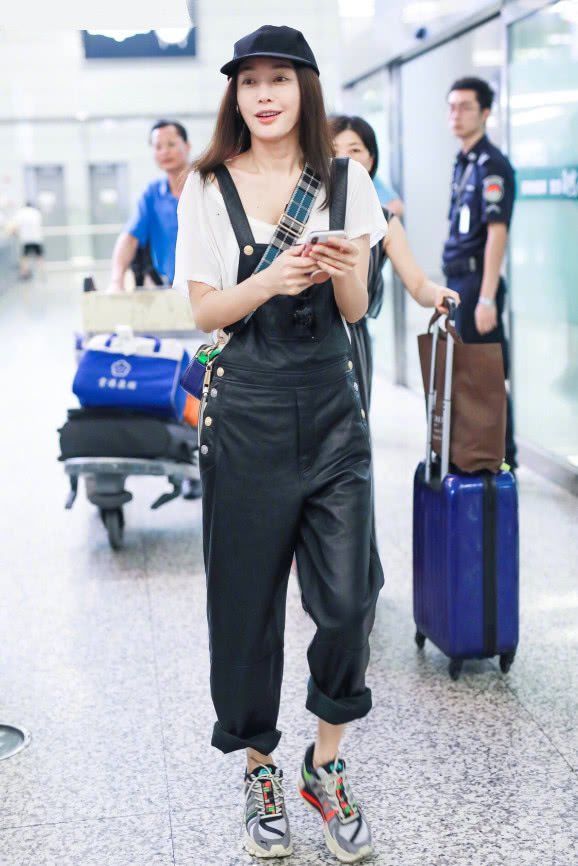 秦岚只是穿了一条背带裤气质都变了，大长腿也穿没了，赶紧拔草!