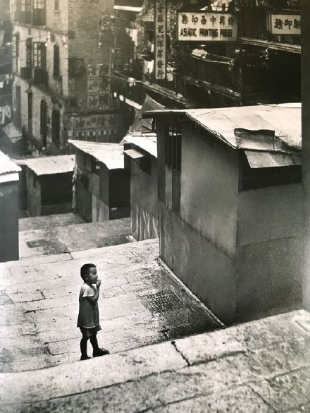 他是东方街头摄影大师，记录了50年前的香港街头