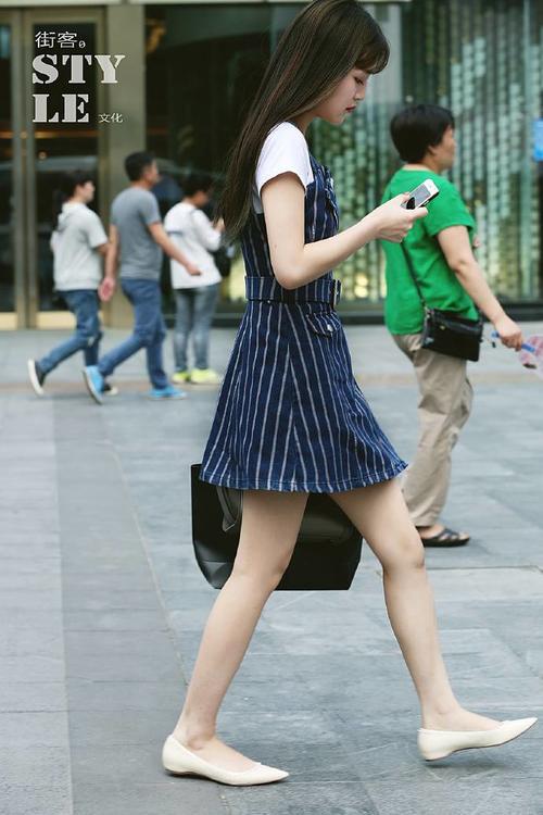 路人街拍：一对性感的姐妹花，黄色吊带衫和牛仔短裤一样诱惑