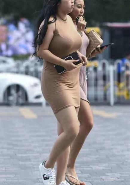 街拍:丰满的美女这样的连衣裙,最惹火身材秀出来!