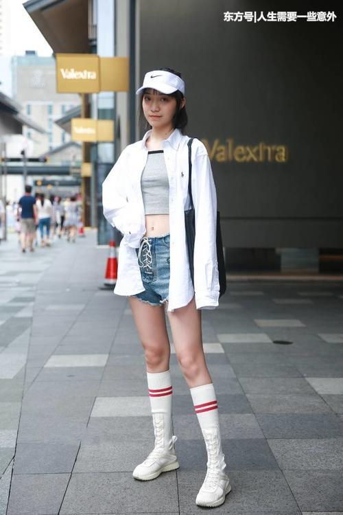 街拍路人，清爽时髦的穿搭给人很舒服的感觉，光头美女考验审美了