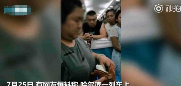 女乘客一人占6座给娃睡觉，乘客质疑“霸座”，随手亮出6张车票