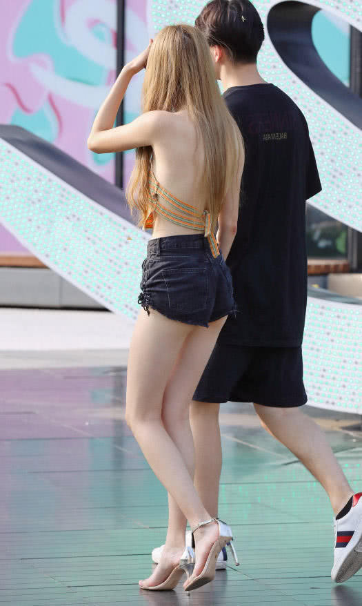 气质小姐姐超短裤裹出珠圆玉润好身材，那性感的美背格外的吸引眼