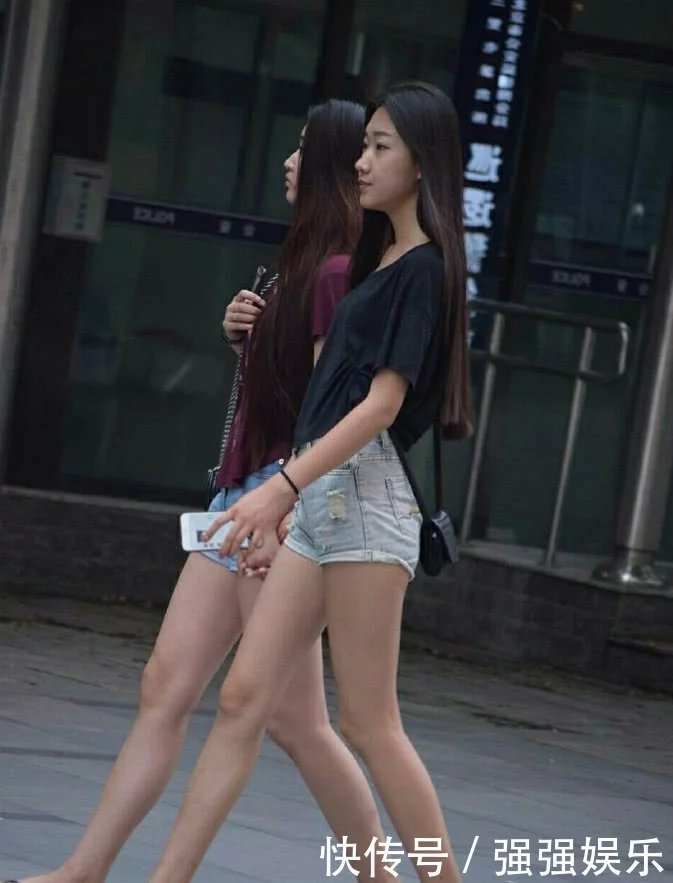 身材高挑的姐妹花街头闲逛，小热裤显逆天大长腿，性感迷人