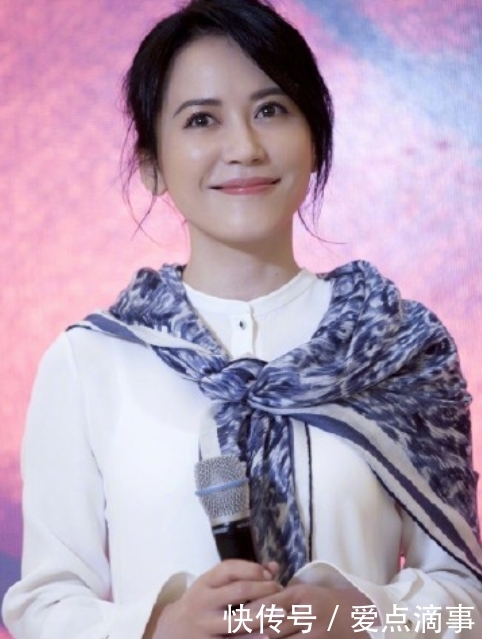 「吸引人的眼光」俞飞鸿怎么保养?48岁状态真好,穿长裙秀曼妙身材