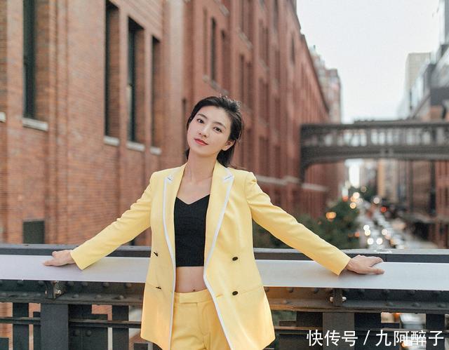  『性感』“沈眉庄”太可了！穿露脐黑衣配黄色西装，梳起大背头惊艳又霸气