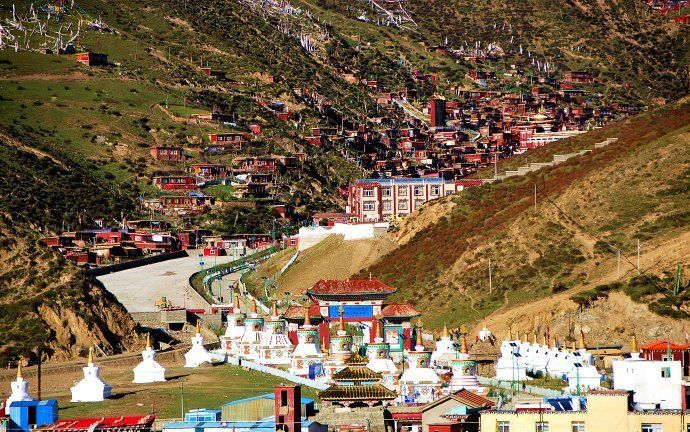 探秘世界最大佛学院,漫山遍野的红色小木屋场面震撼