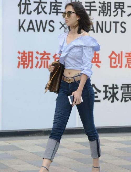 【小姐姐】潮范儿女神来了，街拍：肤白貌美的美女，一条黑色的连衣裙，时尚美丽大方气质