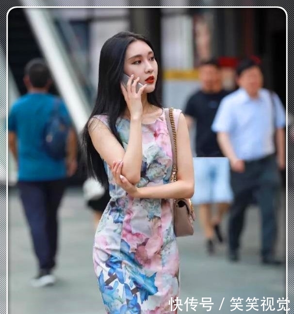 「水蛇腰」一袭无袖旗袍,美女穿出了极品“水蛇腰”