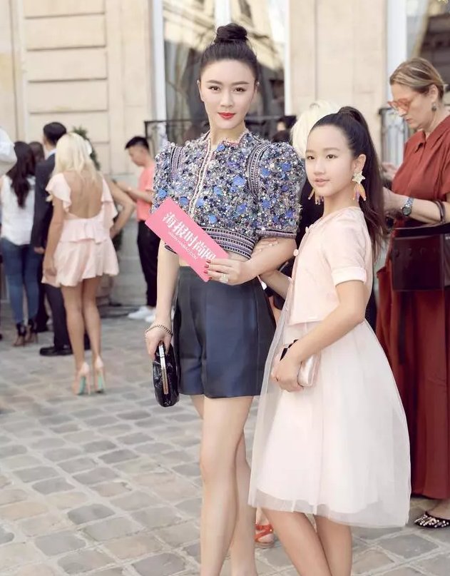 43岁田海蓉穿露腰装看秀,还脚踩一对20cm的细针,网友:看着都疼