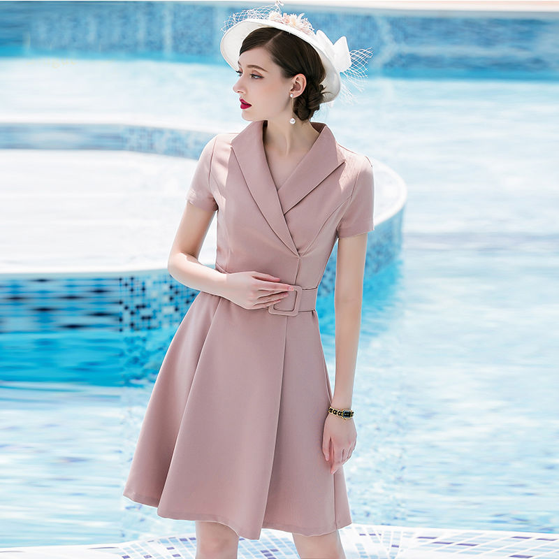 小姨真是会打扮!小西服+平底鞋，瞧瞧下图穿法，美的勾人心魂