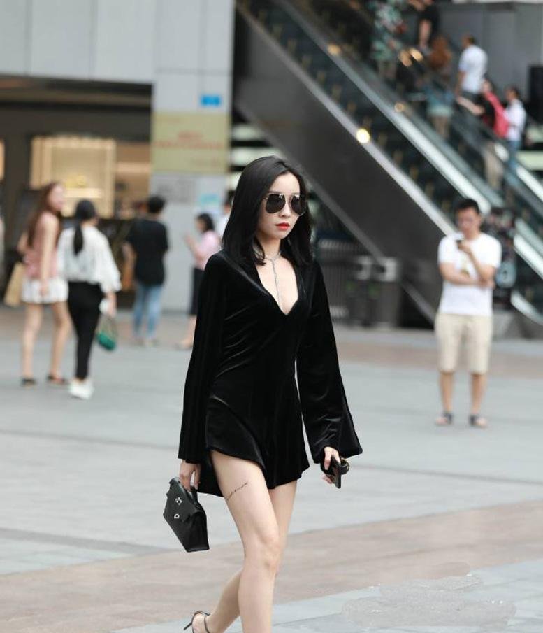 街拍：图二穿吊带裙，采用“网纱”的设计风格，真的很时尚！