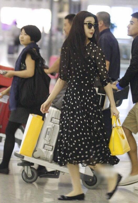 张馨予与范冰冰，机场同穿波点裙，两个女神谁更美？