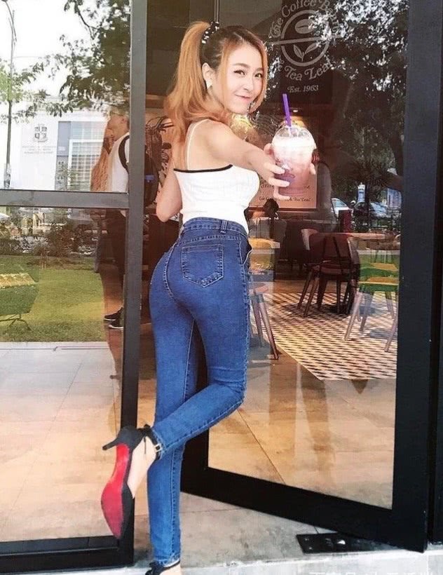 拥有紧致身材的牛仔裤小姐姐，穿出精致美妙的感觉！