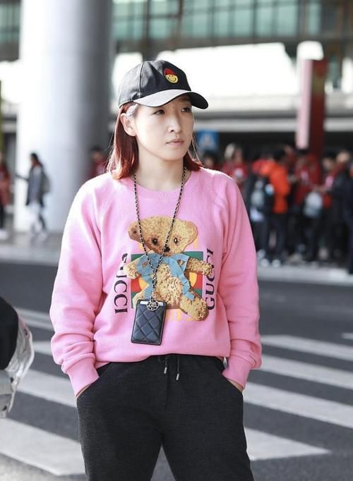  满满：冠军女孩刘诗雯获奖后走机场，粉色小熊卫衣搭运动裤，少女心满满